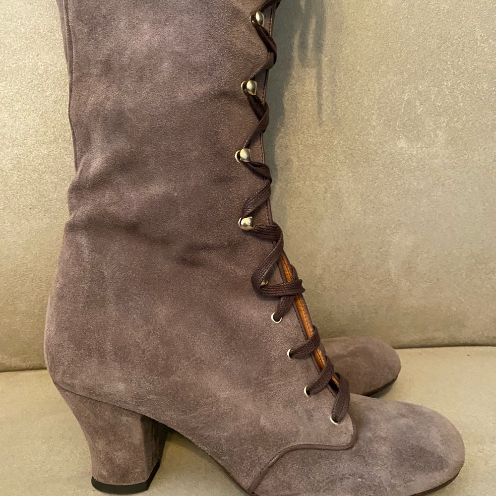 CHIE vintage suede boots.